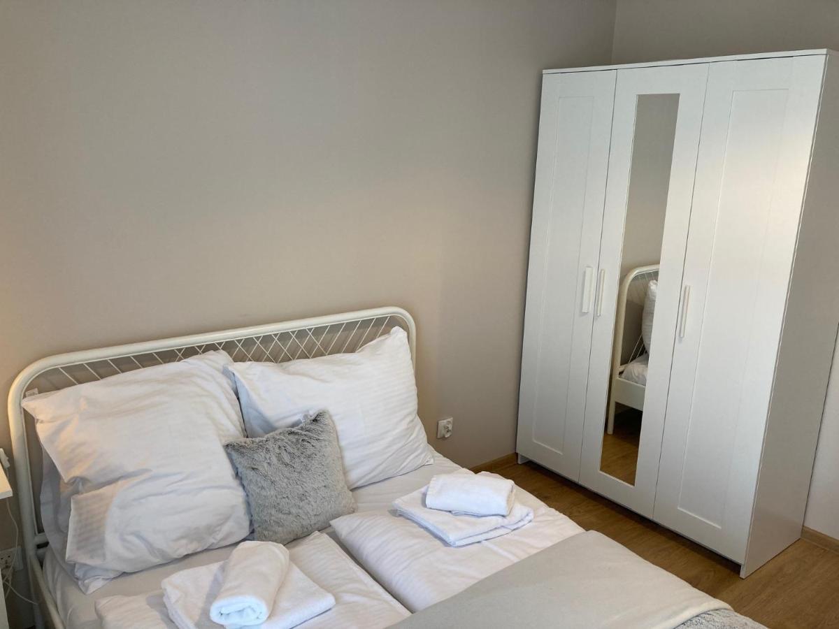 Apartament "Hotelik" ชกลาร์สกา ปอเรมบา ภายนอก รูปภาพ