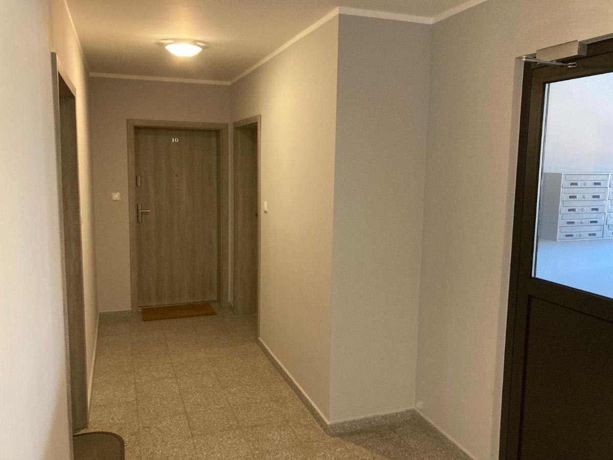 Apartament "Hotelik" ชกลาร์สกา ปอเรมบา ภายนอก รูปภาพ